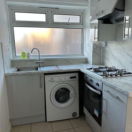 Cheerful Double Room For Single Use London Exterior photo