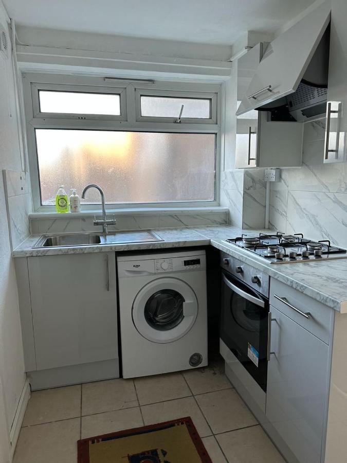 Cheerful Double Room For Single Use London Exterior photo